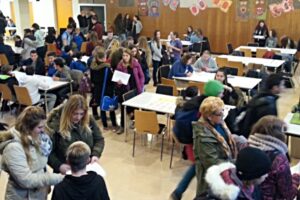 Schüler*innen des neunten Jahrgangs informieren